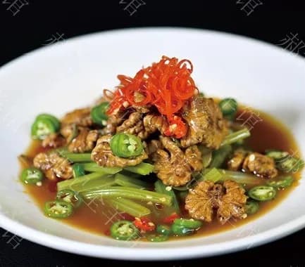 Ground Celery with Walnut Kernels